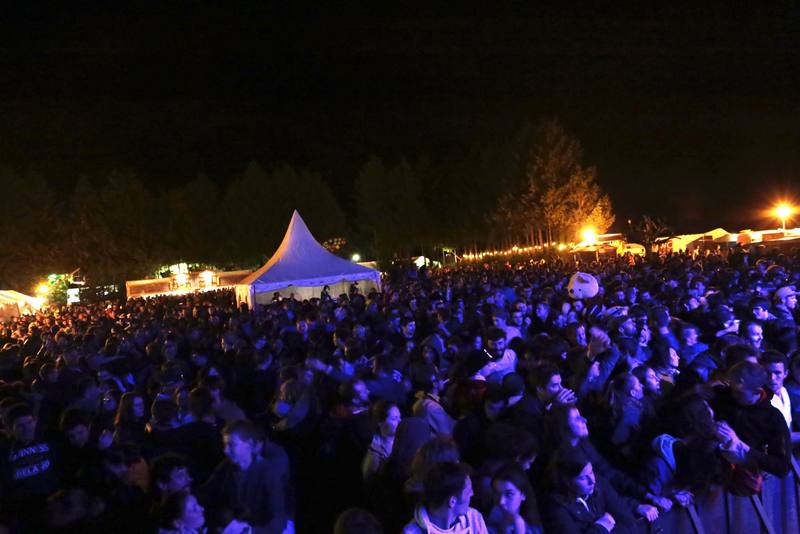 Le public devant La Caravane Passe, de nuit - photo Bastien Bonhoure