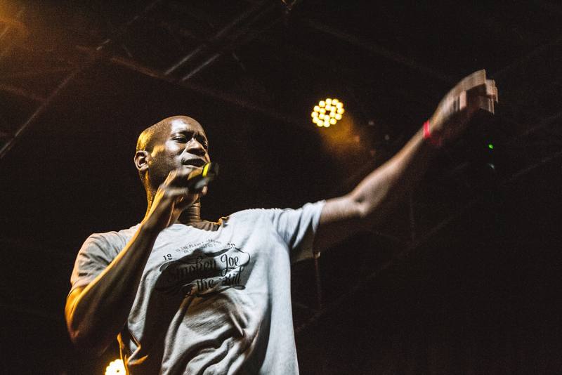 Un chanteur bras tendu vers le public - photo Simon Hermine