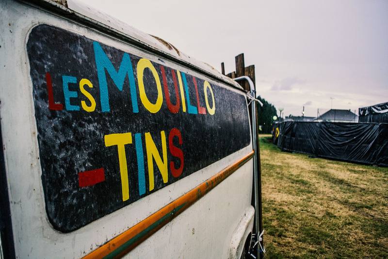 La caravane peinte aux couleurs des Mouillotins - photo Simon Hermine