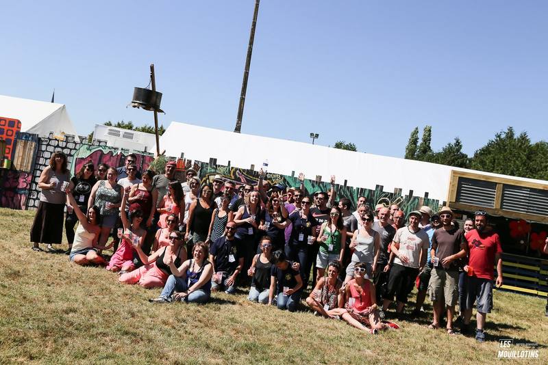 Photo de groupe des bénévoles sur la pelouse - photo Bastien Bonhoure