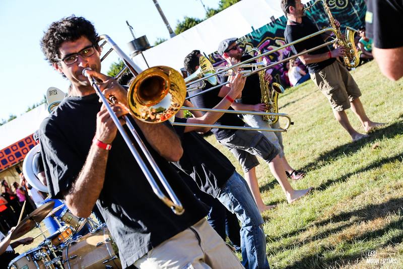 La fanfare FPunk joue au milieu du public - photo Bastien Bonhoure