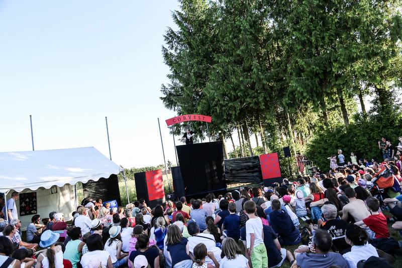 La Cie Lézartical en spectacle devant le public - photo Bastien Bonhoure