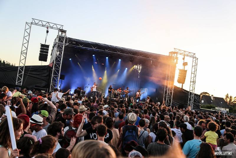 Le public devant Zoufris Maracas au coucher du soleil - photo Bastien Bonhoure