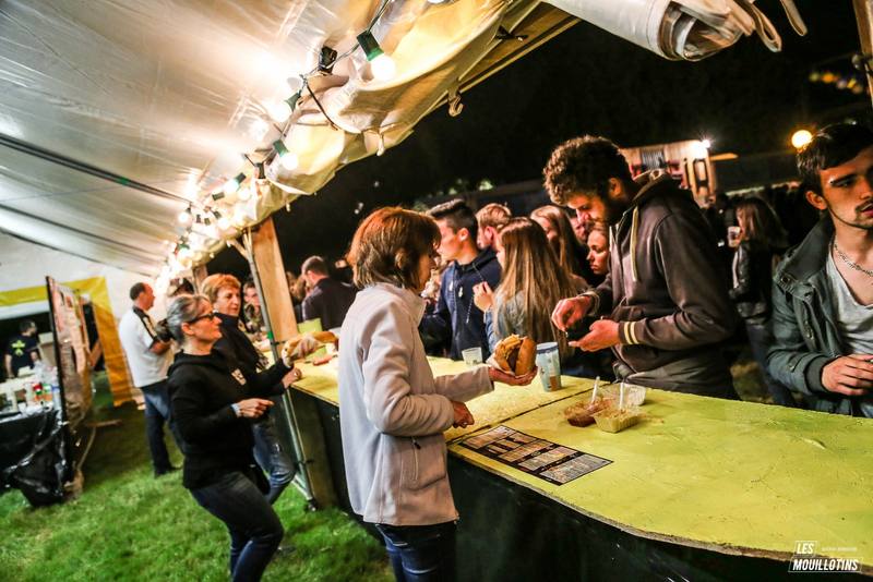 Les festivaliers au comptoir de restauration en soirée - photo Bastien Bonhoure