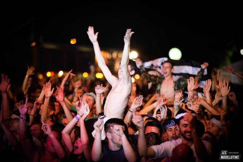 Le public en liesse devant la scène, de nuit - photo Bastien Bonhoure