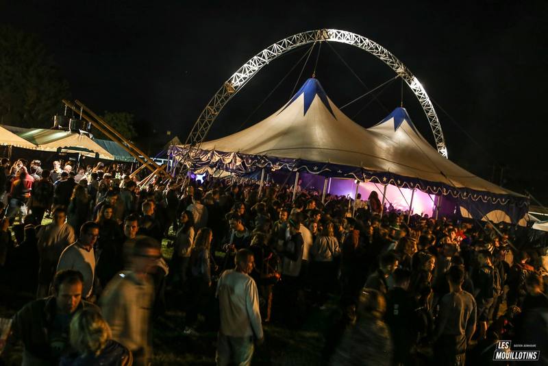 Le chapiteau et le public en pleine nuit - photo Bastien Bonhoure