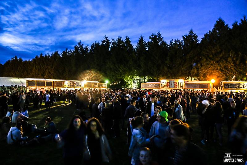 Le public sur le site à l'heure bleue, le vendredi soir - photo Bastien Bonhoure