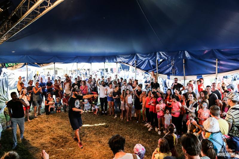 Une démonstration de danse hip-hop sous le chapiteau, le public en cercle - photo Bastien Bonhoure