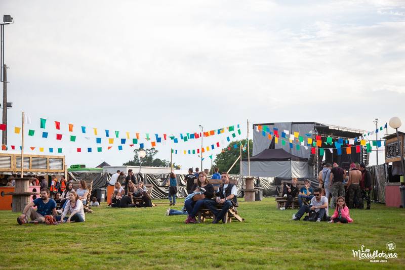 Le site de Saint-Poix l'après-midi, sous les fanions - photo Maxime Jouin