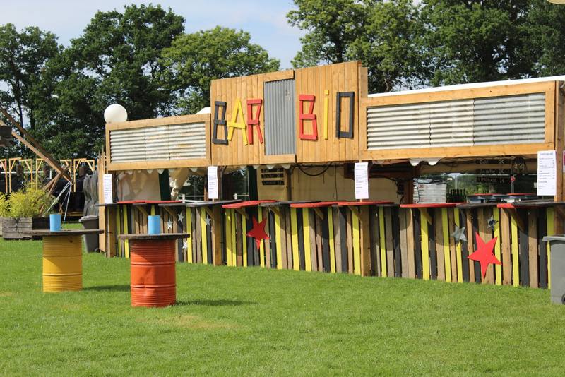 Le Bar Bio en bois de palettes avant l'ouverture des portes - photo AMAC / Les Mouillotins