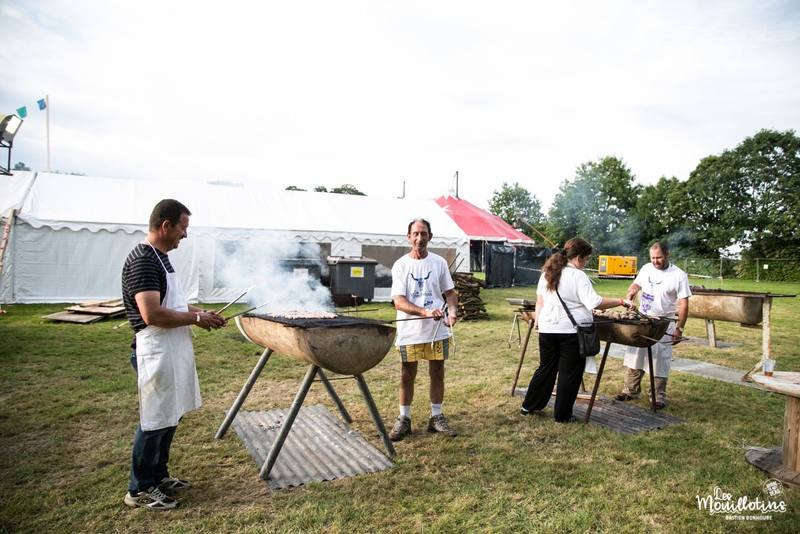 Un bénévole au barbecue en début de soirée - photo Bastien Bonhoure