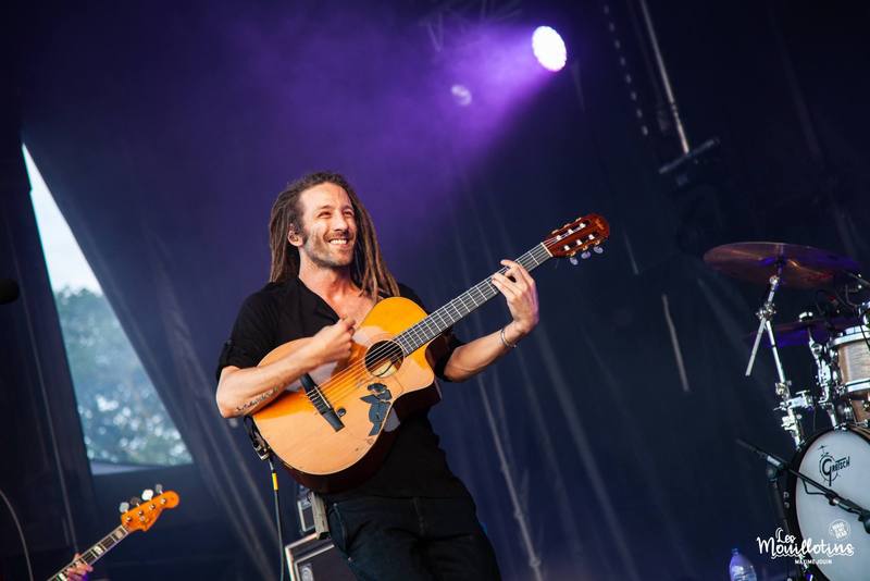 Vanupié à la guitare sur scène - photo Maxime Jouin