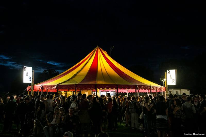 Le chapiteau illuminé et la foule, de nuit - photo Bastien Bonhoure