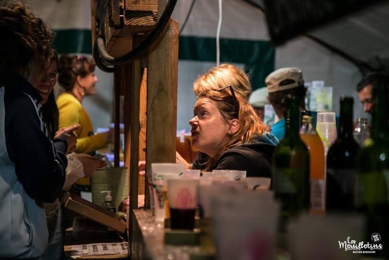 Les bénévoles derrière le bar en pleine nuit - photo Bastien Bonhoure
