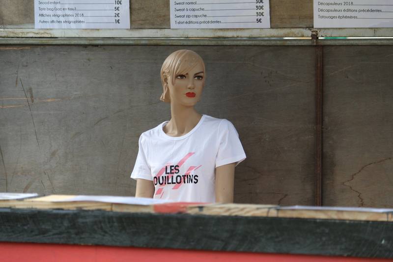 Un mannequin porte le t-shirt du festival au stand merch - photo AMAC / Les Mouillotins