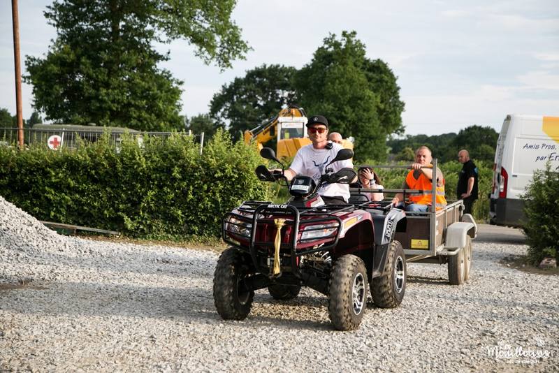 Des bénévoles circulent en quad et remorque sur le site - photo Bastien Bonhoure