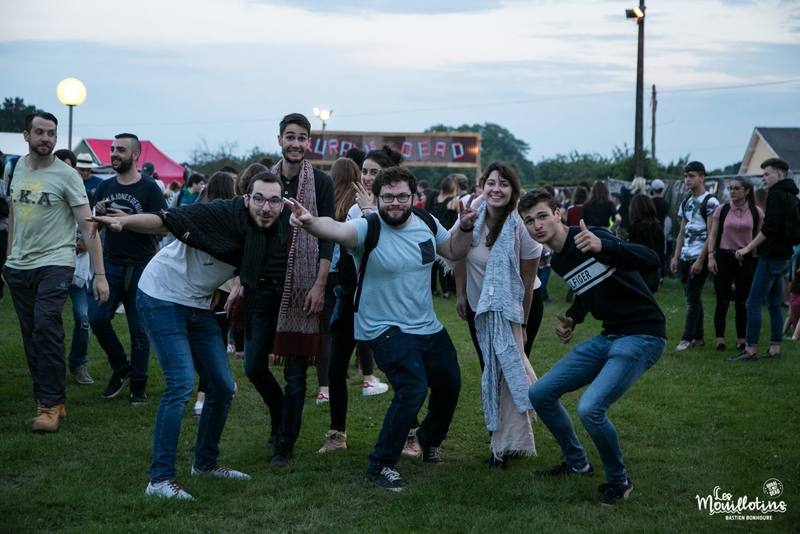 Des festivaliers dansent sur la pelouse en soirée - photo Bastien Bonhoure
