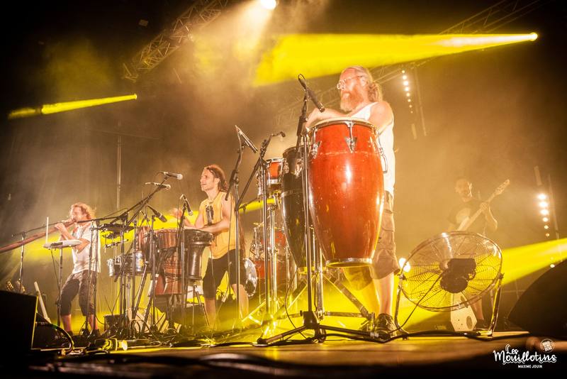 Hilight Tribe sur scène sous les lumières jaunes - photo Maxime Jouin