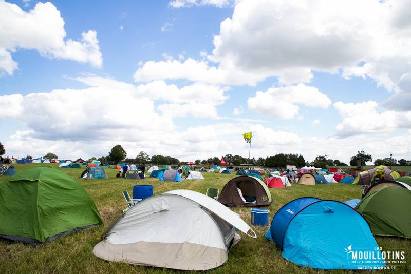 Le camping du festival sous le soleil - photo Bastien Bonhoure