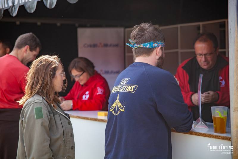 Des bénévoles et des festivaliers au comptoir l'après-midi - photo Maxime Jouin