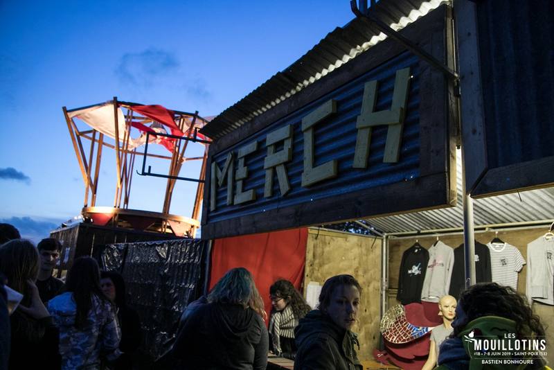 Le stand merch à l'heure bleue - photo Bastien Bonhoure