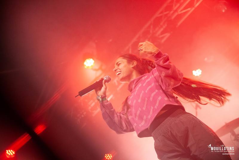 Une chanteuse sous les lumières rouges - photo Maxime Jouin