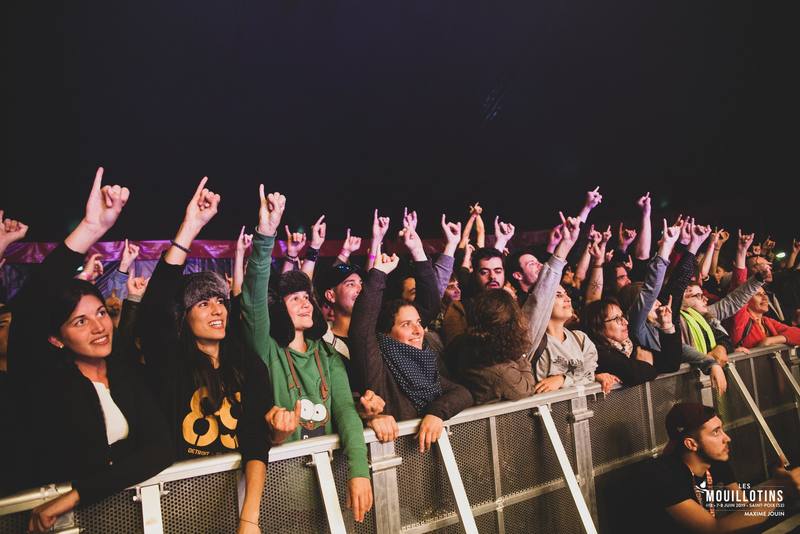 Le public, bras levés, devant la scène - photo Maxime Jouin