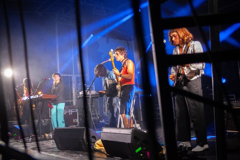 Klon en concert sous les lumières bleues - photo Maxime Jouin