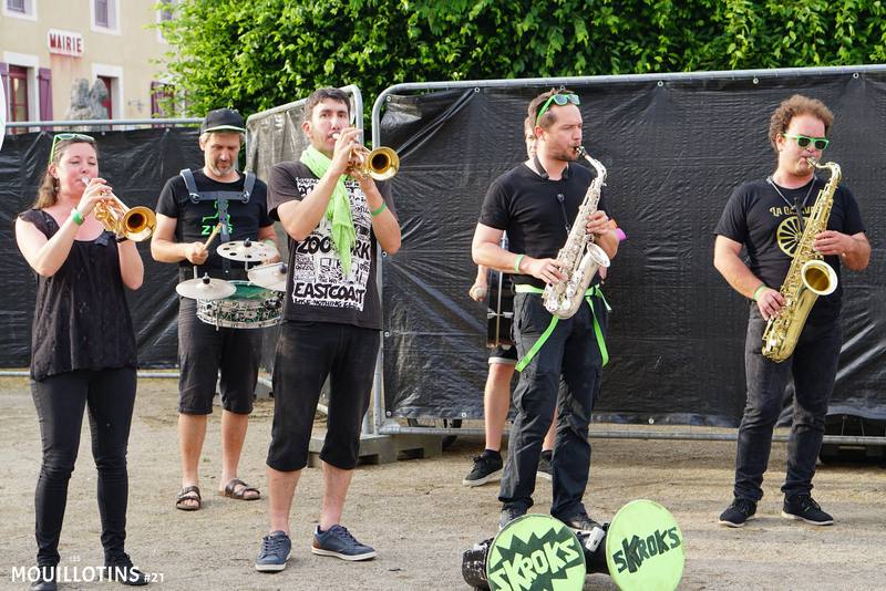 La fanfare Les Skroks joue au milieu du site en fin d'après-midi - photo AMAC / Les Mouillotins
