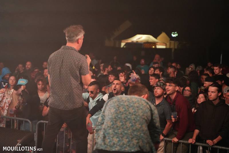 Le chanteur d'EZPZ face au public massé devant la scène, de nuit - photo AMAC / Les Mouillotins