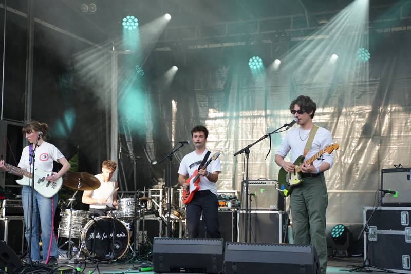 Le groupe Horsees sur la grande scène sous les projecteurs - photo AMAC / Les Mouillotins