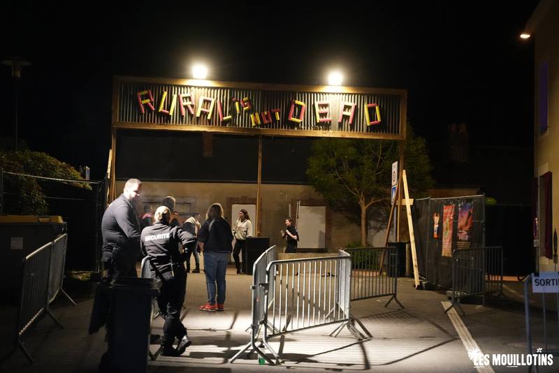 Le portique "Rural is not dead" à l'entrée du festival, de nuit - photo AMAC / Les Mouillotins