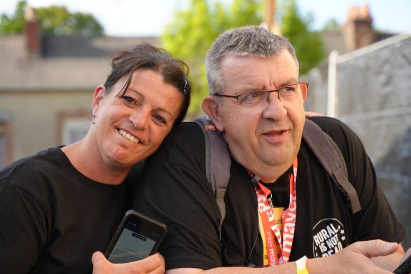 Deux bénévoles souriants pendant le festival - photo AMAC / Les Mouillotins