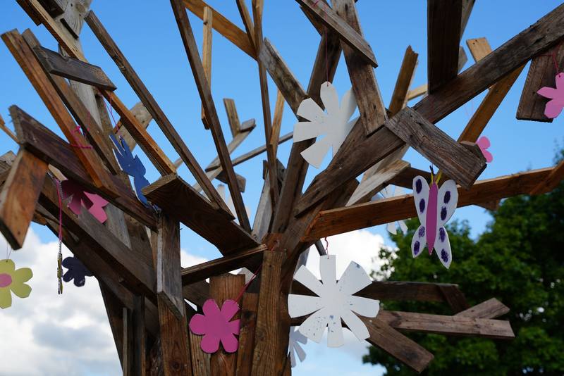 L'arbre en bois décoré de fleurs et de papillons sur le site - photo AMAC / Les Mouillotins