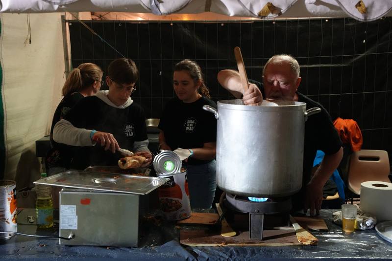 Les bénévoles en cuisine derrière une grande marmite - photo Coline & Flo