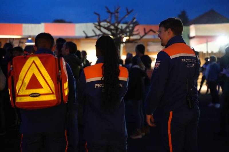 Les secouristes de la Protection civile sur le site à la tombée de la nuit - photo Coline & Flo