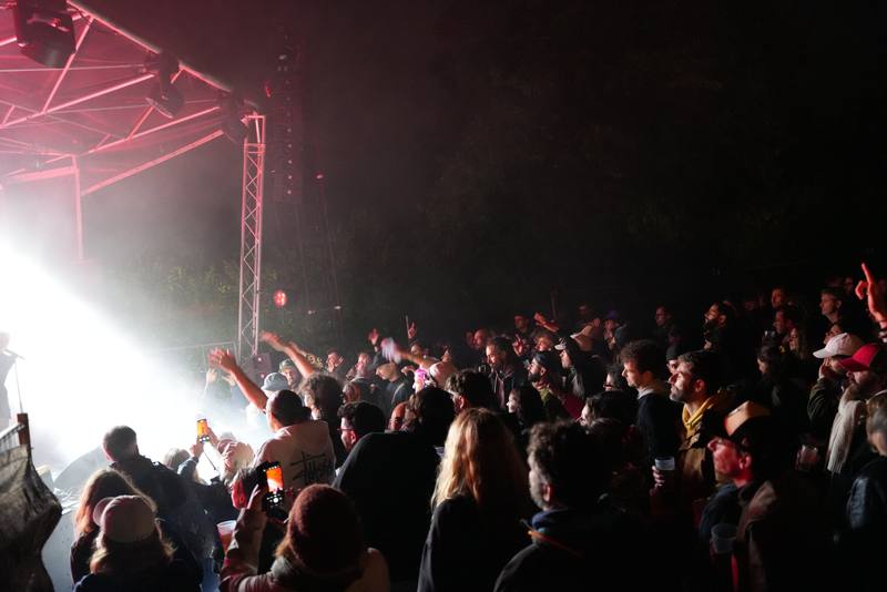 Le public en liesse devant la scène sous les projecteurs, de nuit - photo Coline & Flo