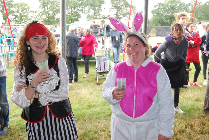 Deux festivalières déguisées en pirate et en lapin - photo AMAC / Les Mouillotins