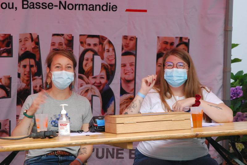 Des bénévoles masqués à l'accueil du festival - photo AMAC / Les Mouillotins