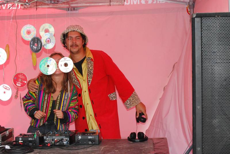 Deux DJ dans la cabine rose décorée de CD - photo AMAC / Les Mouillotins