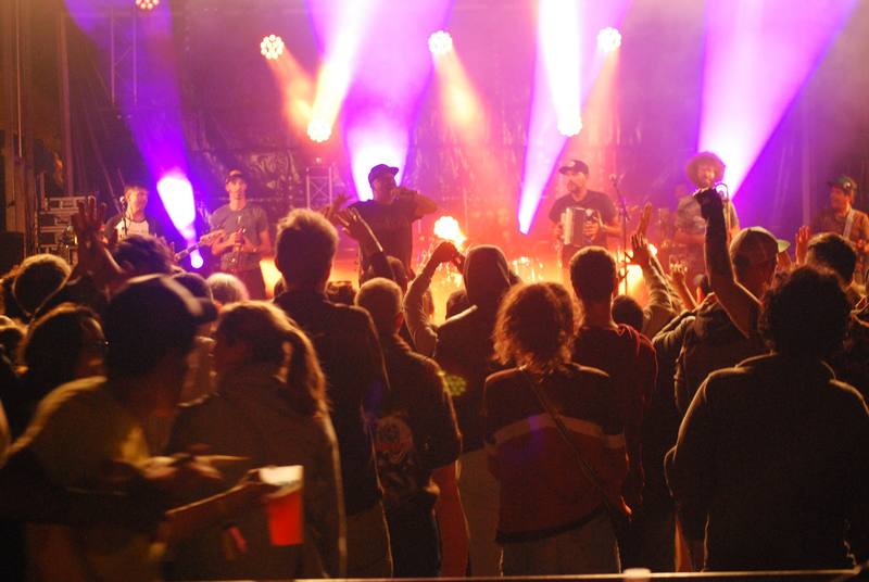 Concert de nuit devant un public nombreux - photo AMAC / Les Mouillotins