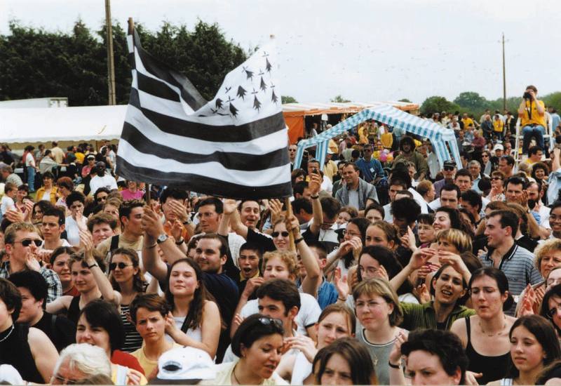Le public et ses drapeaux bretons pendant le concert de Tri Yann - photo AMAC / Les Mouillotins