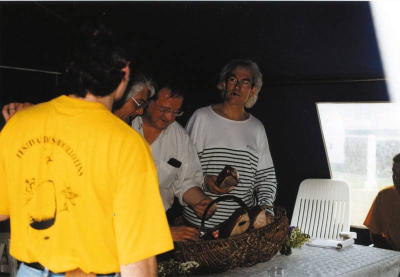 Des musiciens de Tri Yann autour du panier d'œufs de la tradition des Mouillotins, en coulisses - photo AMAC / Les Mouillotins