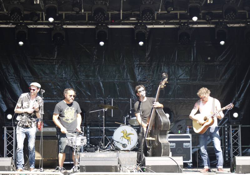 Un groupe avec contrebasse sur scène en plein jour - photo AMAC / Les Mouillotins