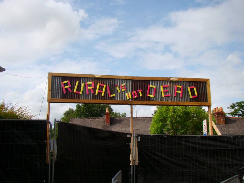 Portique "Rural is not dead" à l'entrée du festival - photo AMAC / Les Mouillotins