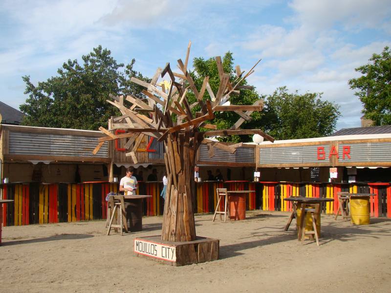 L'arbre Mouillos City devant les bars du festival - photo AMAC / Les Mouillotins