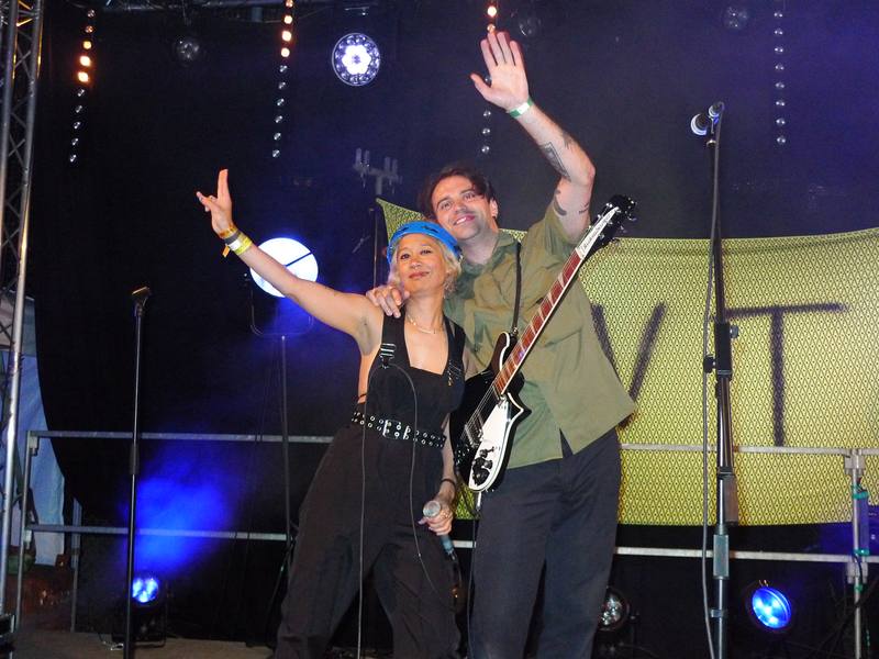Duo d'artistes saluant le public sur scène - photo AMAC / Les Mouillotins