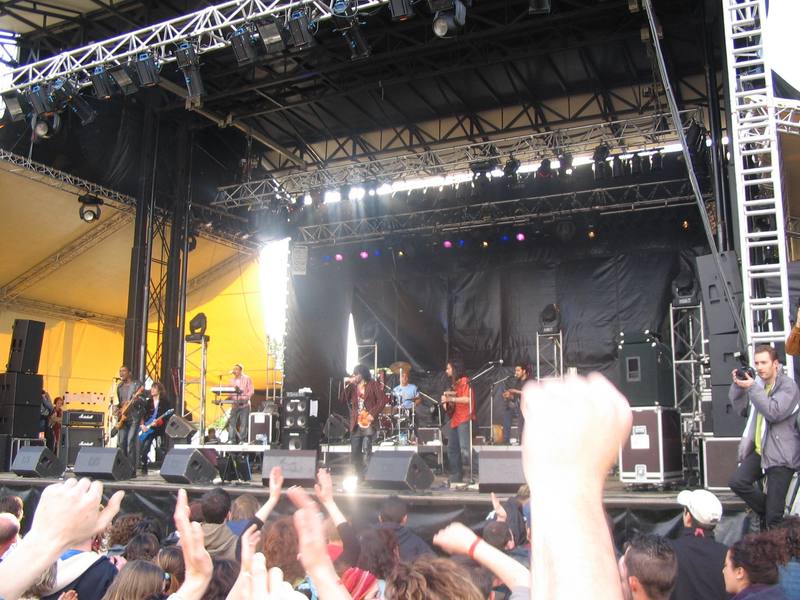 La grande scène en plein air et le public, bras levés, le 21 mai 2005 - photo AMAC / Les Mouillotins
