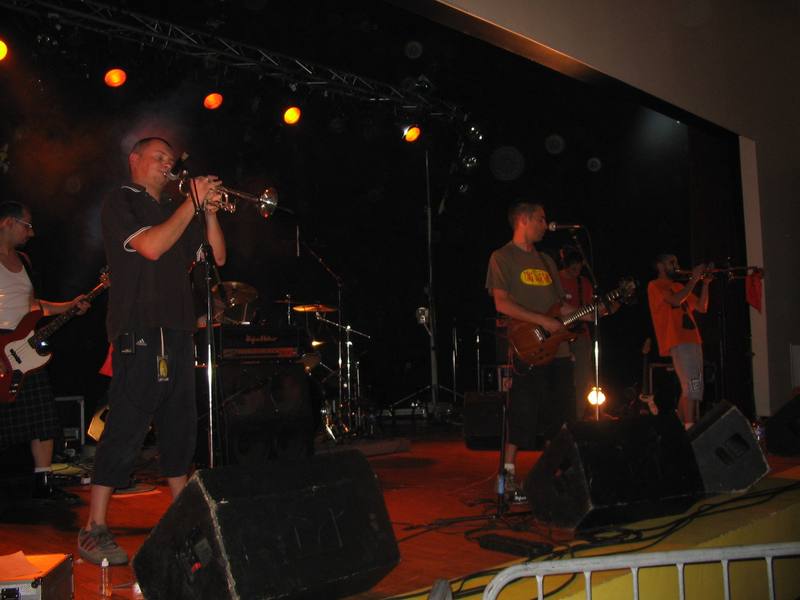 Un groupe cuivré sur scène lors de la soirée du vendredi - photo AMAC / Les Mouillotins