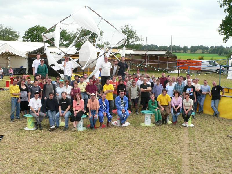 Photo de groupe de l'équipe de bénévoles sur le site, samedi après-midi - photo AMAC / Les Mouillotins